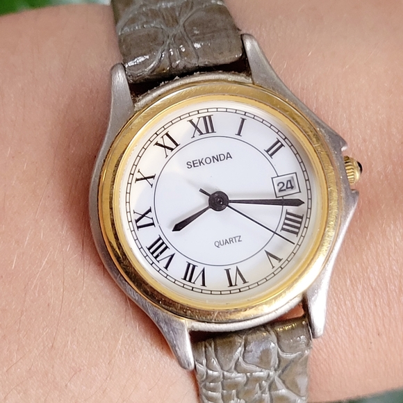 Vintage Sekonda Classic Quartz Roman Numerals Leather Calendar Watch - Picture 2 of 9